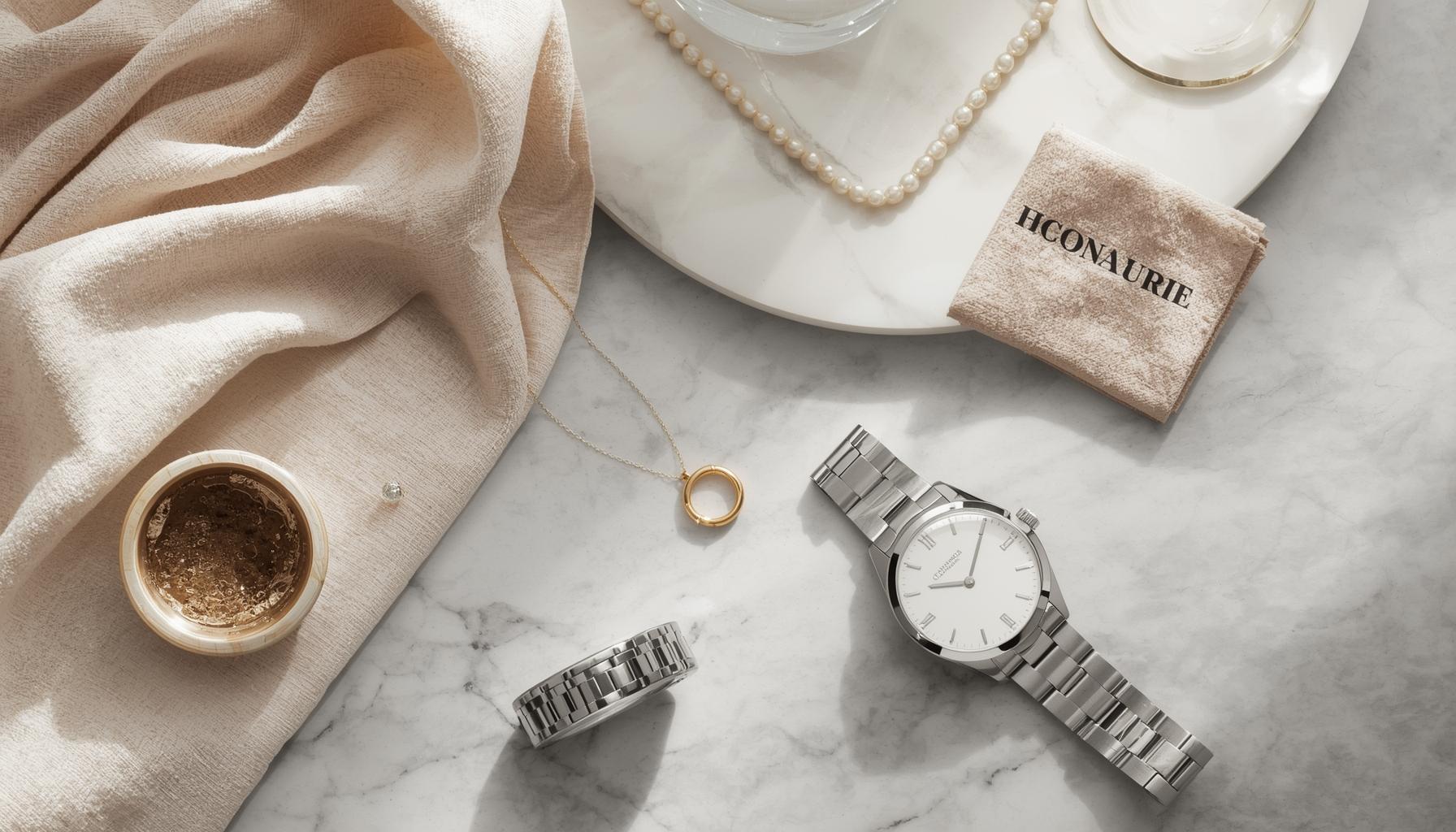 Oberflächen, Steine, Perlen, rhodinierte Stücke und Uhrenpflege